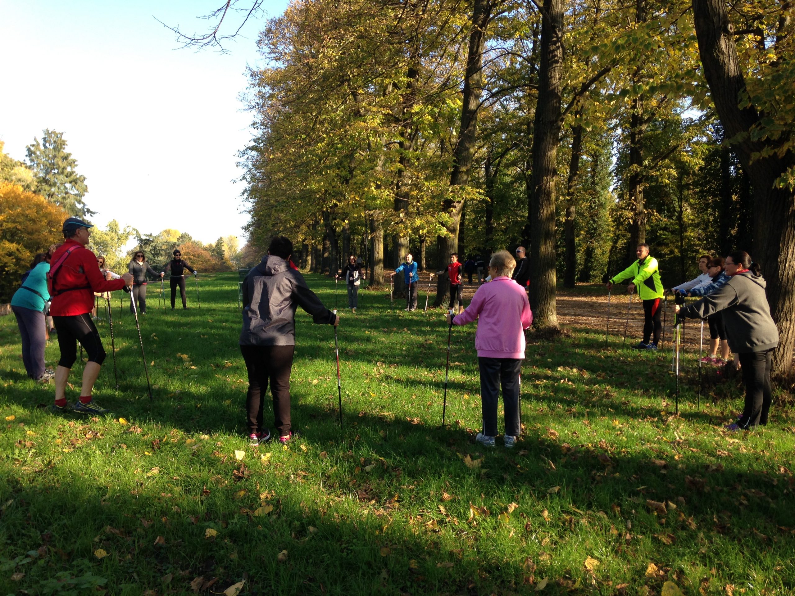 Esercizi di Gruppo prima di una camminata - lezione di Nordic Walking sulle mura di Ferrara